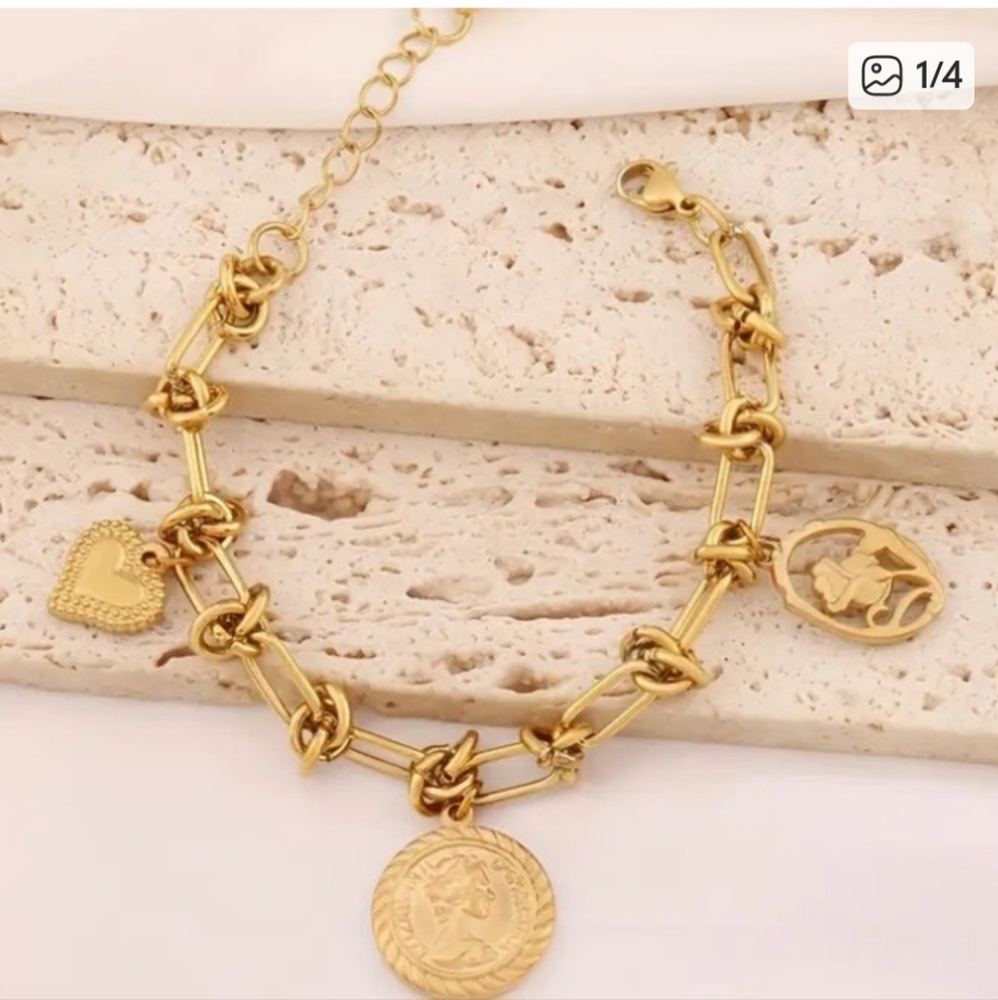 🎖️High-end Quality Vintage-inspired Heart-Shaped Coin Pendant Bracelet